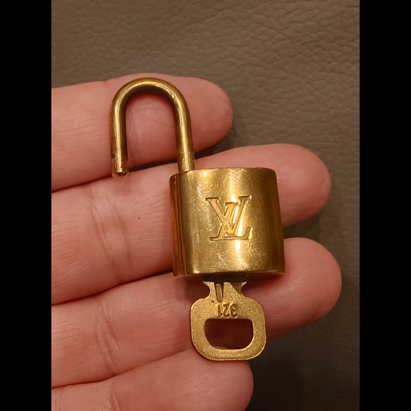 日本帶回中古vintage 絕版LV鑰匙扣，編號321-2