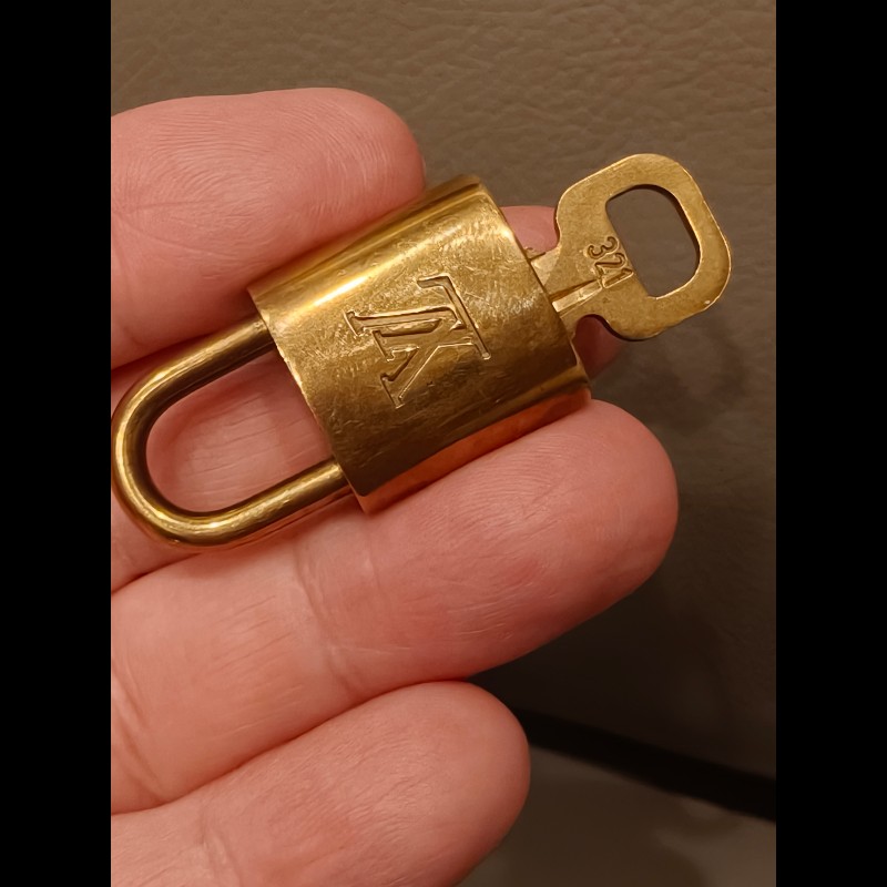 日本帶回中古vintage 絕版LV鑰匙扣，編號321-4