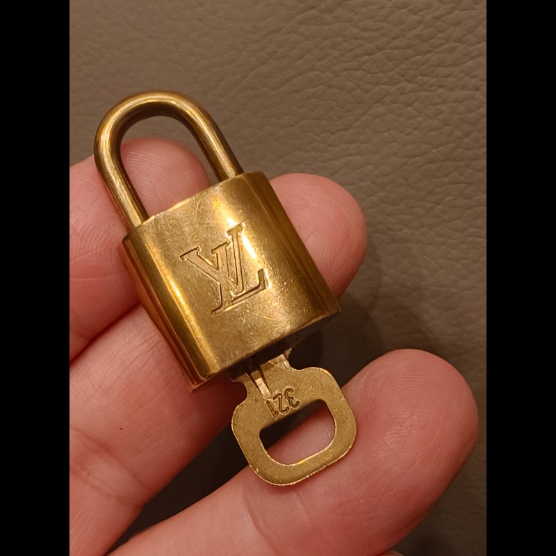 日本帶回中古vintage 絕版LV鑰匙扣，編號321-6