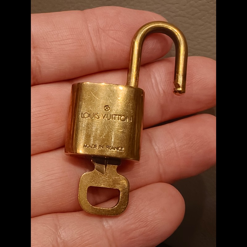 日本帶回中古vintage 絕版LV鑰匙扣，編號321-9