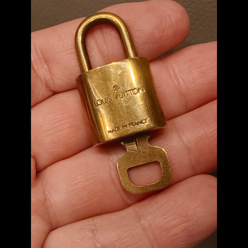 日本帶回中古vintage 絕版LV鑰匙扣，編號321-11