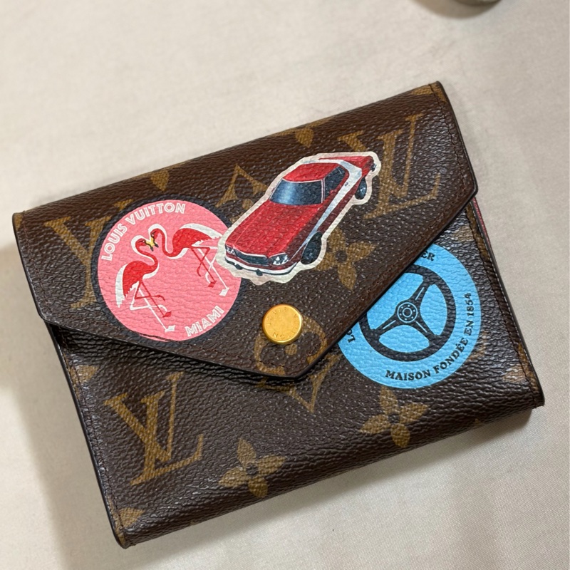 ✨近新閒置 LV 金豆豆限量徽章 3折8卡短夾-2