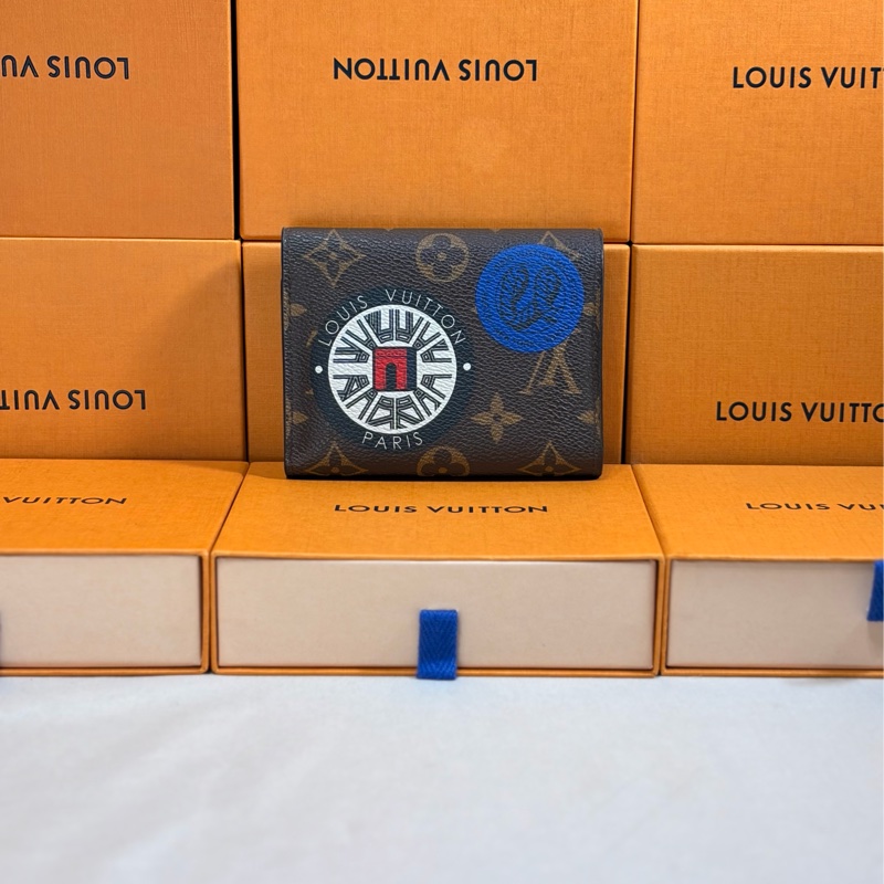 ✨近新閒置 LV 金豆豆限量徽章 3折8卡短夾-3