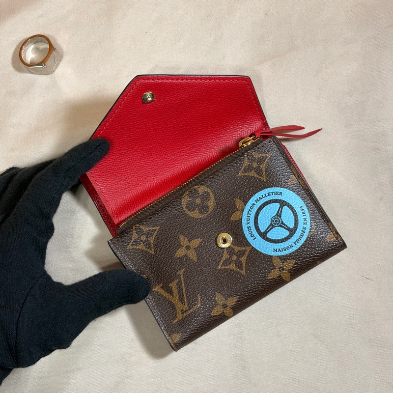 ✨近新閒置 LV 金豆豆限量徽章 3折8卡短夾-4