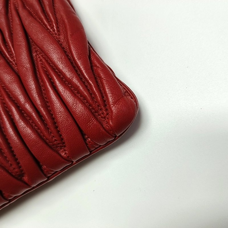 Miu Miu 紅色羊皮絎縫單肩包斜挎包 金色五金 可拆卸肩帶-8