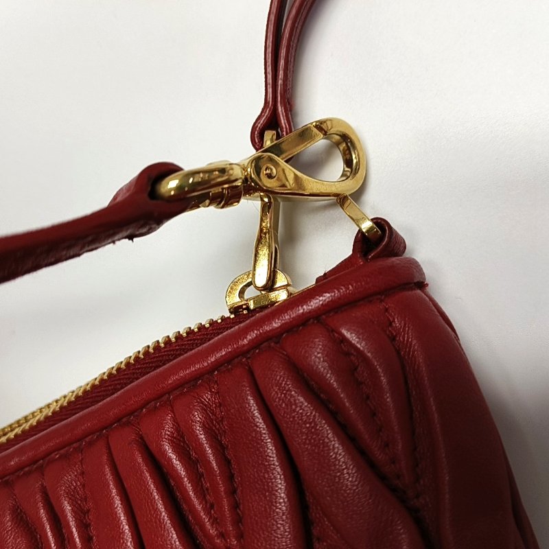 Miu Miu 紅色羊皮絎縫單肩包斜挎包 金色五金 可拆卸肩帶-11