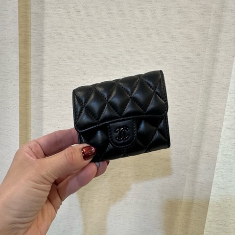 Chanel 黑羊皮黑釦下蓋卡包AP0214