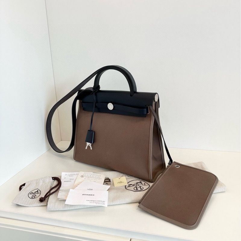 【98新以上🆕】Hermes Herbag 31 外縫線大象灰拼靛藍色 銀扣手提包 斜挎單肩包-2