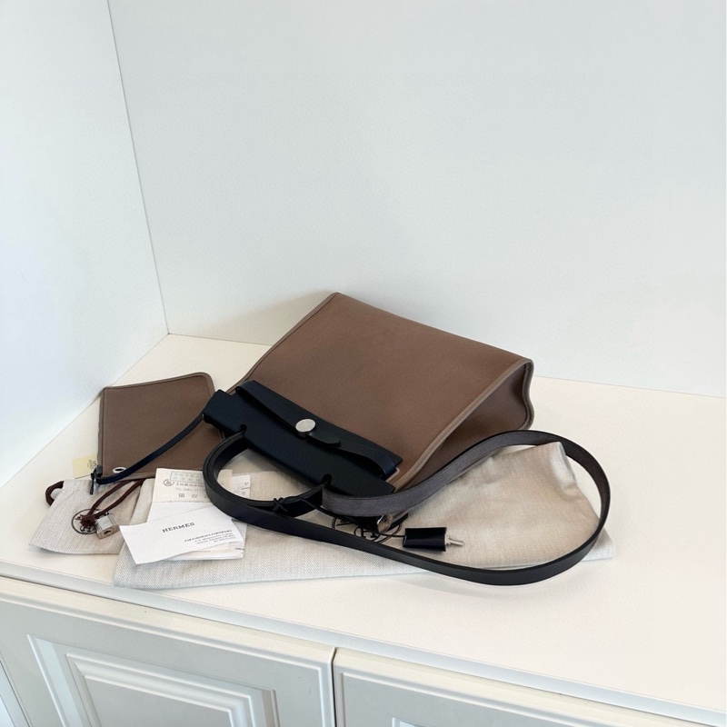 【98新以上🆕】Hermes Herbag 31 外縫線大象灰拼靛藍色 銀扣手提包 斜挎單肩包-4