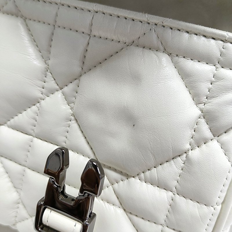 DIOR Diorcamp 小號 奶白色羊皮藤格紋絎縫斜挎包 黑色五金 可拆卸肩帶-11