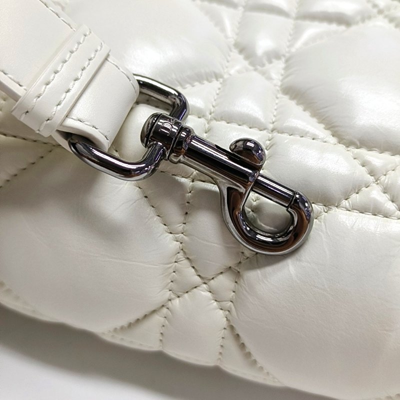 DIOR Diorcamp 小號 奶白色羊皮藤格紋絎縫斜挎包 黑色五金 可拆卸肩帶-14