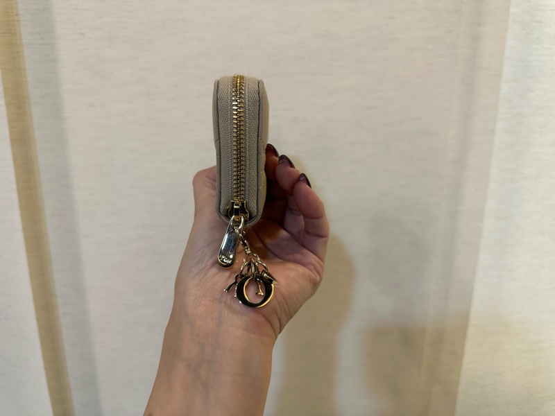 Dior 沙色羊皮金釦LadyDiorVoyageurㄇ拉4卡零錢卡包S09850ONMJ-3