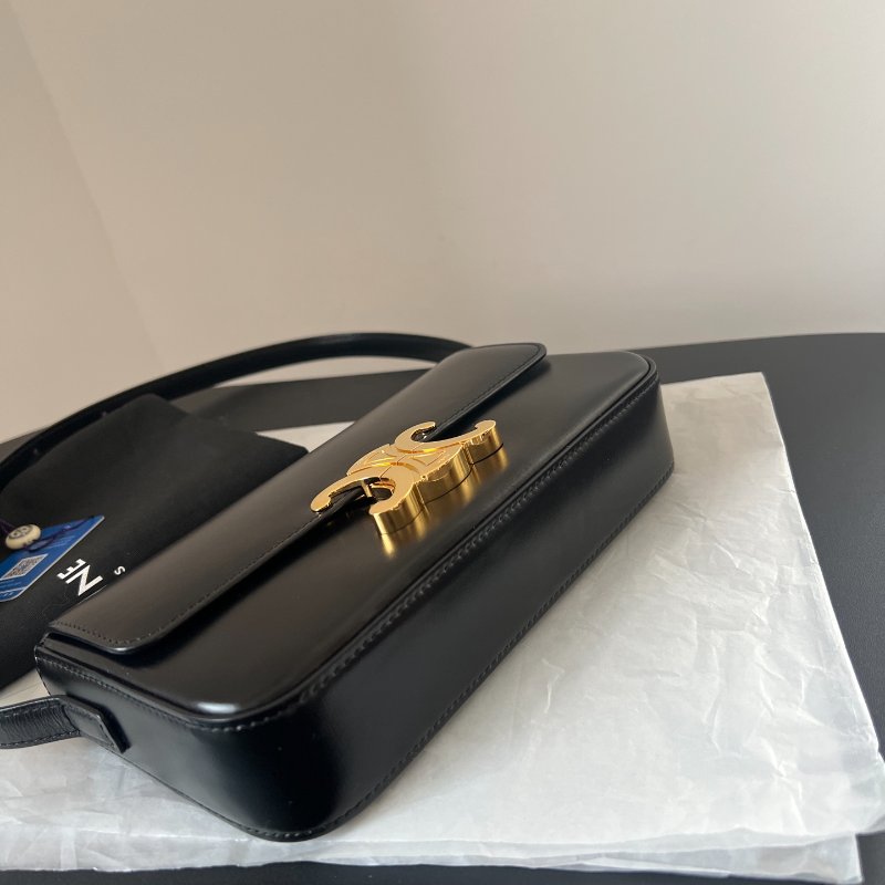 (🌷國外現貨)🏷Celine 賽琳．Triomphe 凱旋門腋下包-1