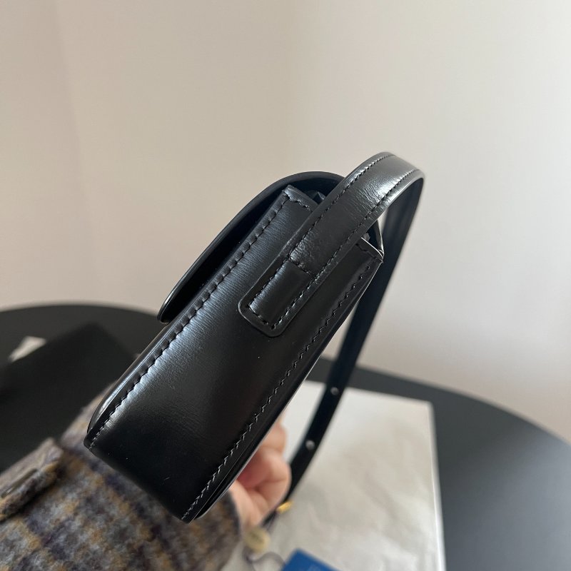 (🌷國外現貨)🏷Celine 賽琳．Triomphe 凱旋門腋下包-5