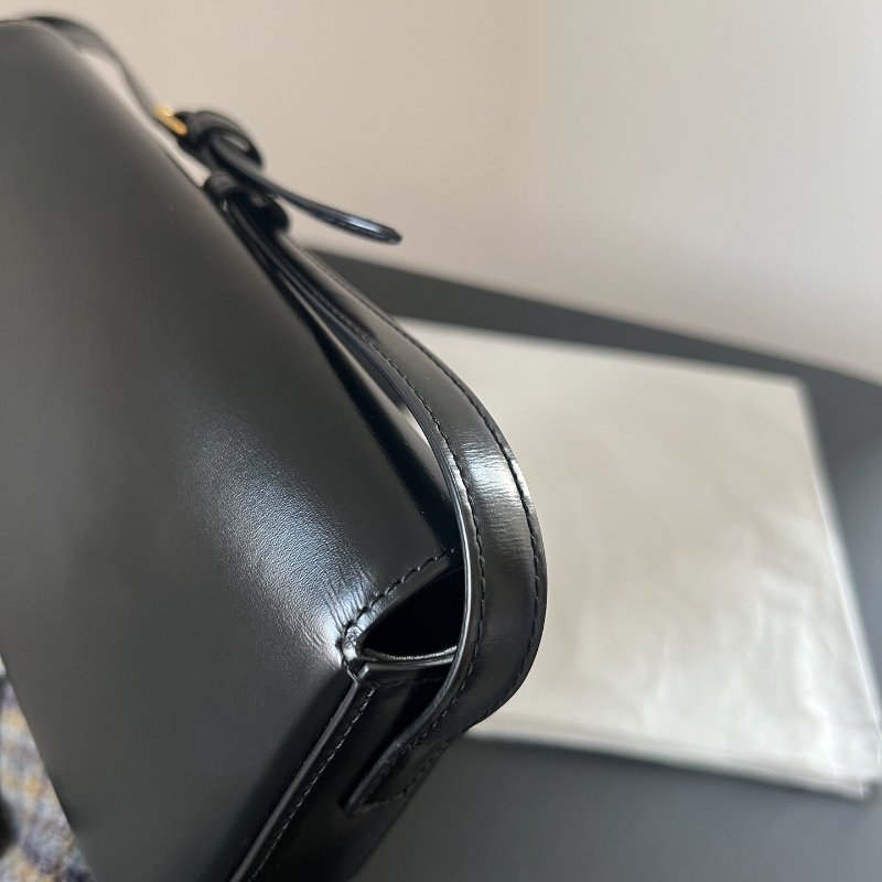 (🌷國外現貨)🏷Celine 賽琳．Triomphe 凱旋門腋下包-7