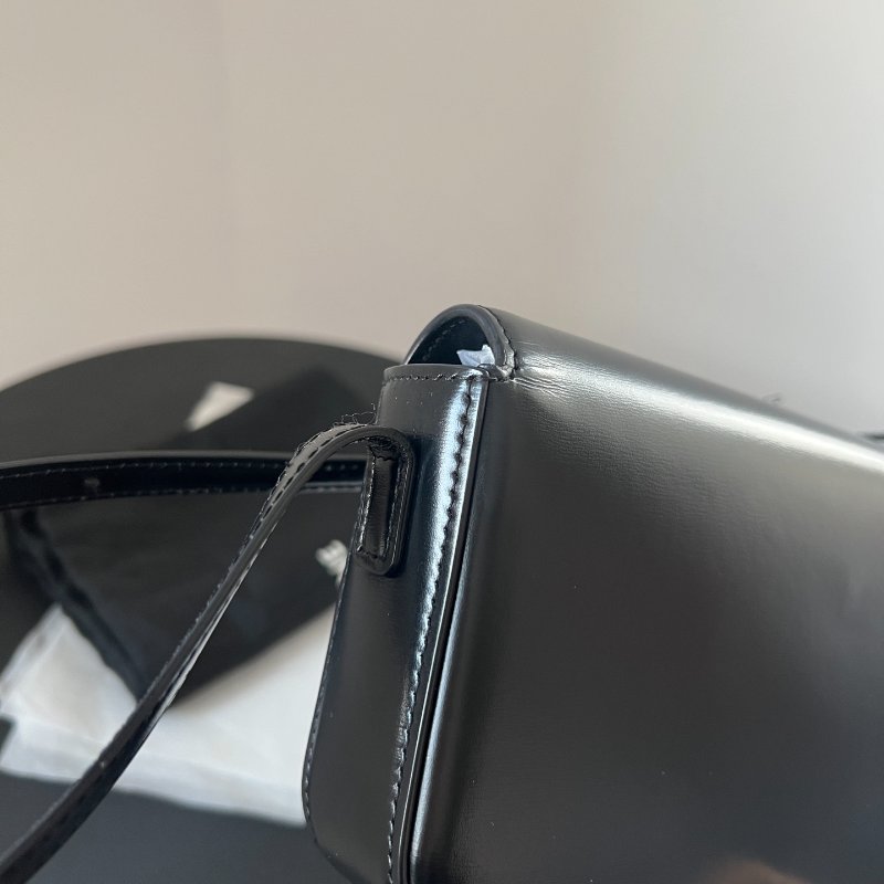 (🌷國外現貨)🏷Celine 賽琳．Triomphe 凱旋門腋下包-8