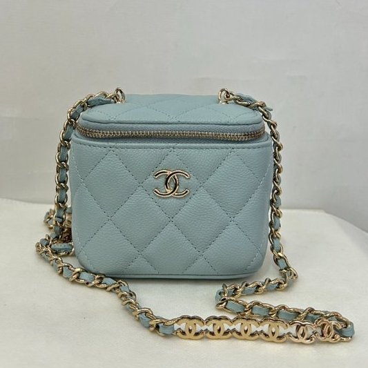 CHANEL 淺藍牛皮金釦化妝盒 MINI-0