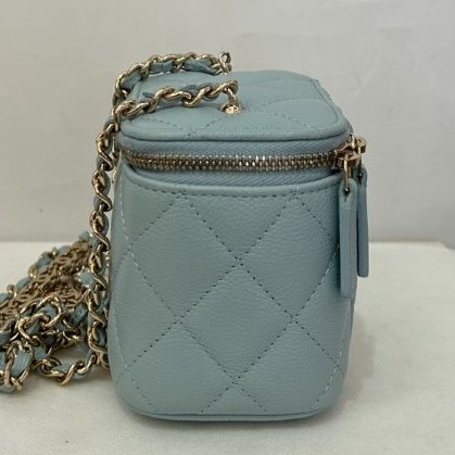 CHANEL 淺藍牛皮金釦化妝盒 MINI-1