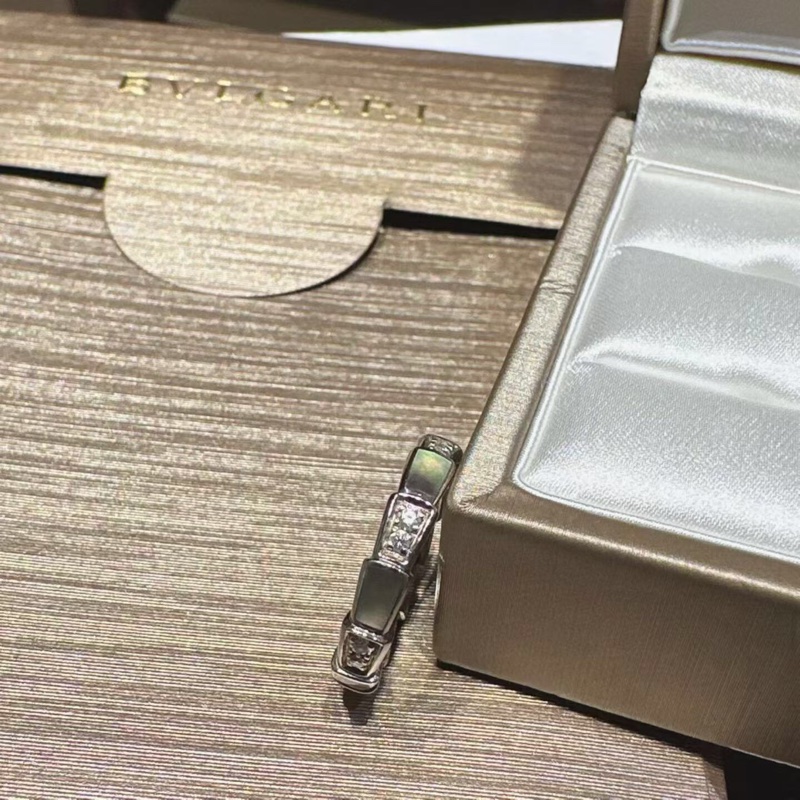 Bvlgari 宝格丽Serpenti viper系列 蛇骨白金半钻拼灰贝母戒指48码,2019年购入-1