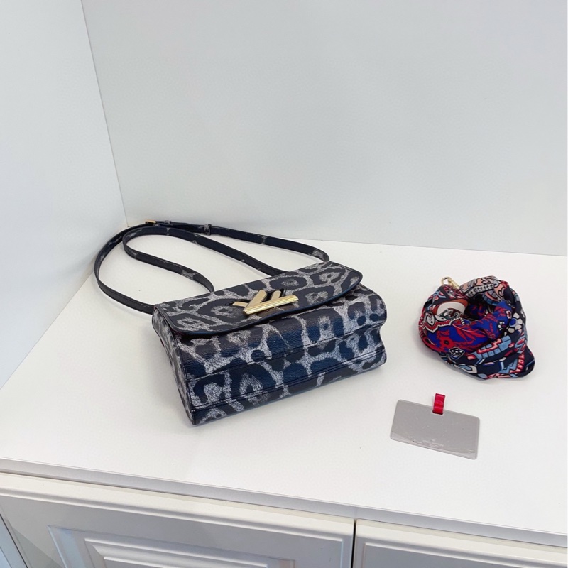 【97新🆕】LV  限量秀款 Twist 豹紋水波紋單肩包-5