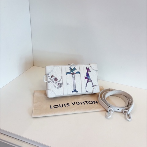 【98新🆕】LV 秀款 限定Soft Trunk稻草人 印花 軟盒 白盒包斜挎包