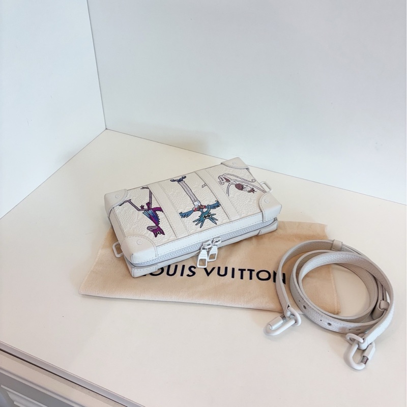 【98新🆕】LV 秀款 限定Soft Trunk稻草人 印花 軟盒 白盒包斜挎包-3