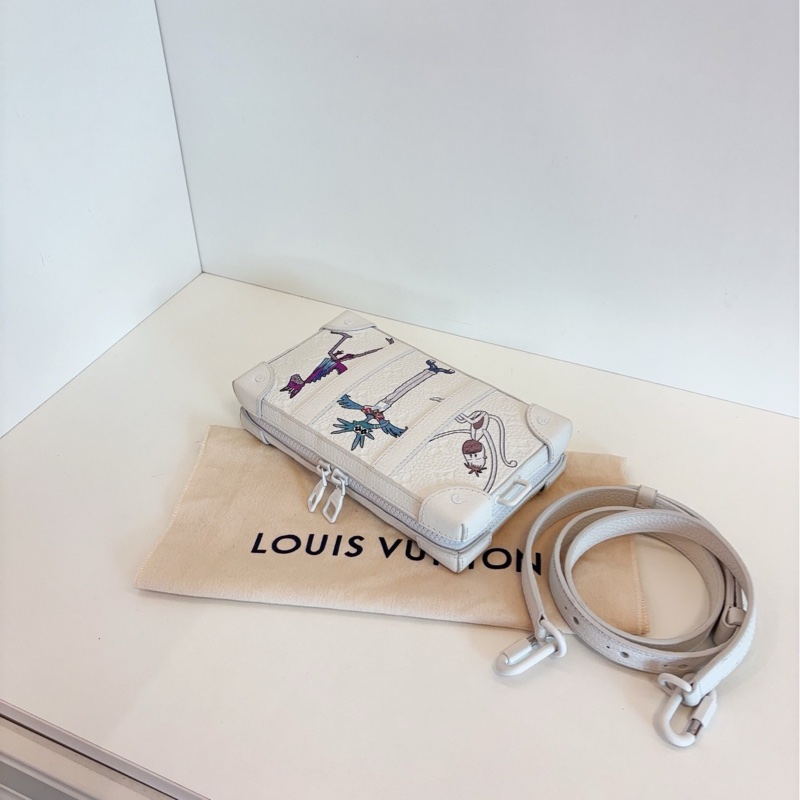 【98新🆕】LV 秀款 限定Soft Trunk稻草人 印花 軟盒 白盒包斜挎包-4
