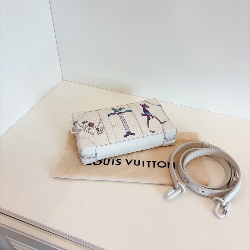 【98新🆕】LV 秀款 限定Soft Trunk稻草人 印花 軟盒 白盒包斜挎包-5