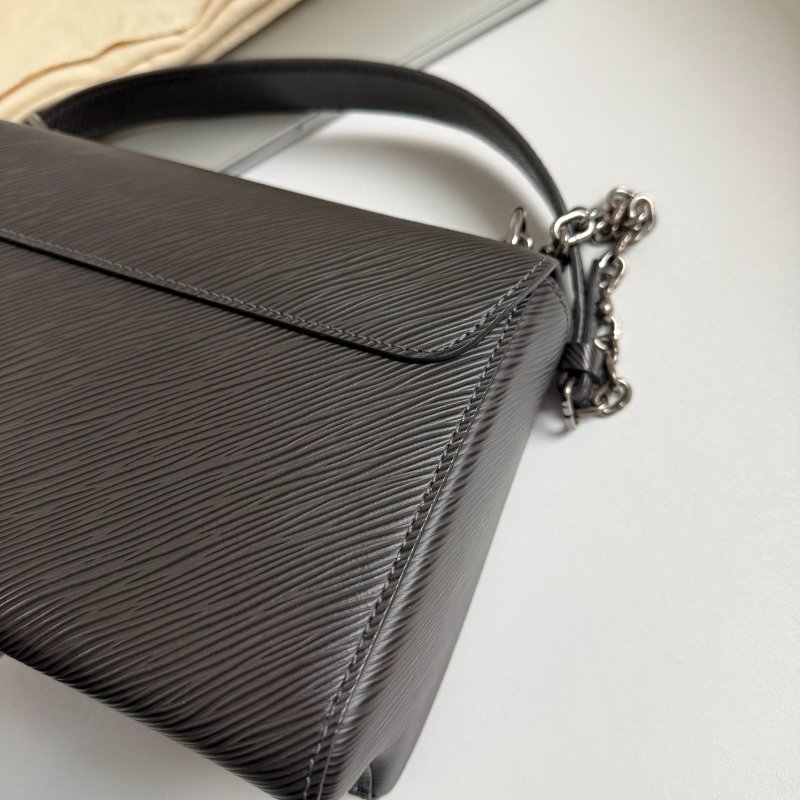 (🌷國外現貨)🏷LV 路易威登．Twist MM 水波紋鏈條包 芯片款 M21110-9