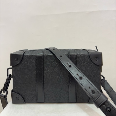 LV黑全皮壓紋Soft Trunk錢包