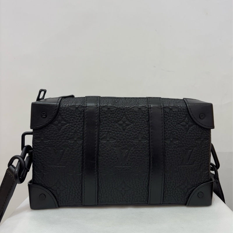 LV黑全皮壓紋Soft Trunk錢包-1