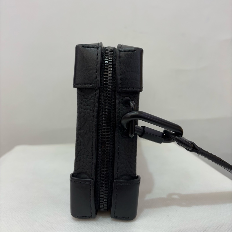 LV黑全皮壓紋Soft Trunk錢包-2