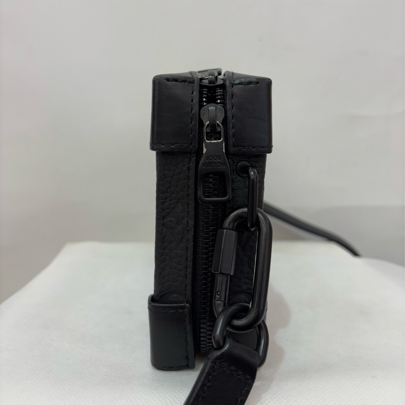 LV黑全皮壓紋Soft Trunk錢包-3