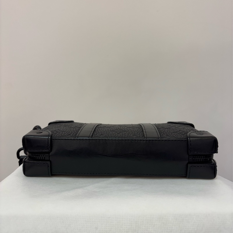 LV黑全皮壓紋Soft Trunk錢包-4