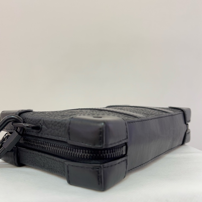 LV黑全皮壓紋Soft Trunk錢包-5