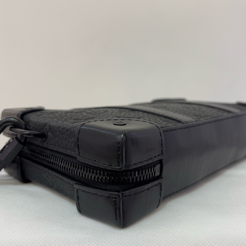 LV黑全皮壓紋Soft Trunk錢包-6