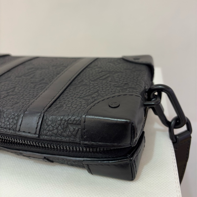 LV黑全皮壓紋Soft Trunk錢包-8