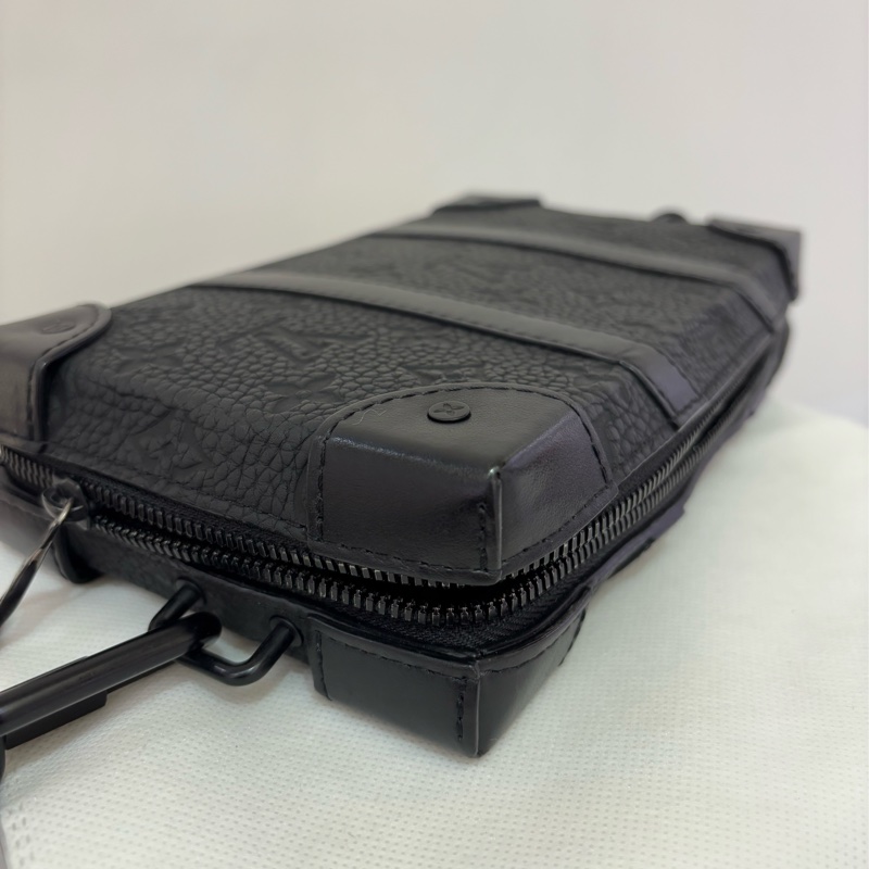 LV黑全皮壓紋Soft Trunk錢包-9