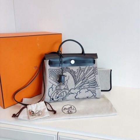 【99新閒置局部帶膜🆕】Hermes 限量🦄黑色銀扣 飛馬塗鴉Herbag  手提單肩包