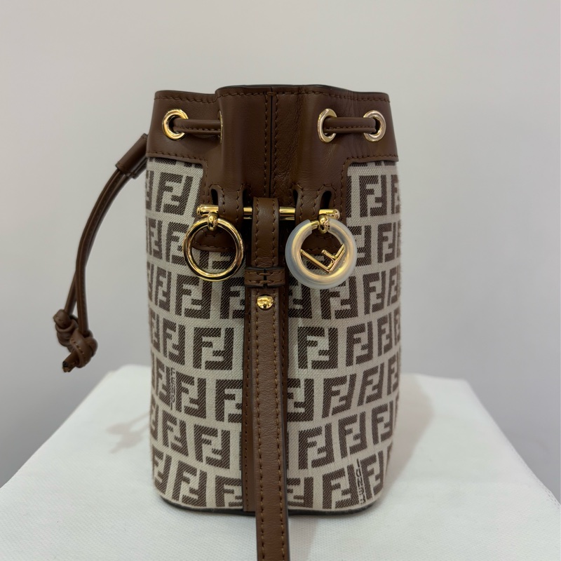 FENDI咖邊帆布Logo小水桶包-1