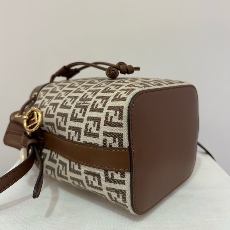 FENDI咖邊帆布Logo小水桶包-6