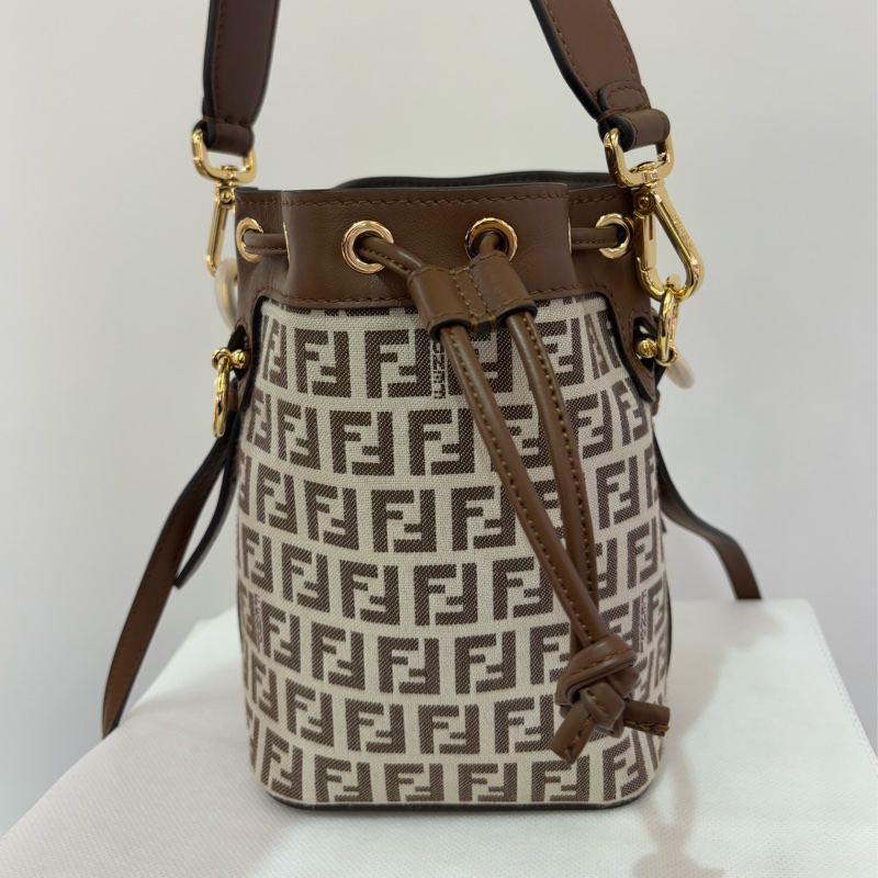 FENDI咖邊帆布Logo小水桶包-8
