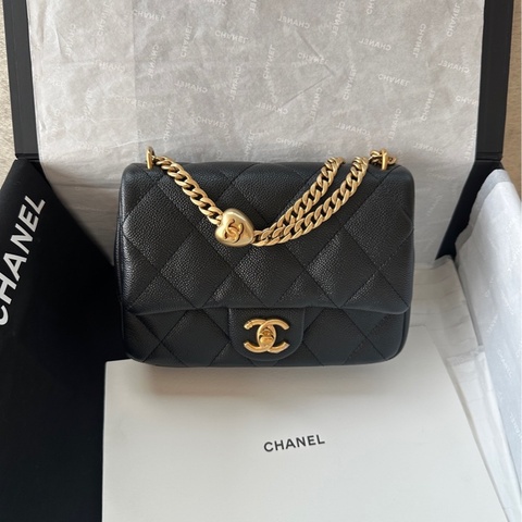 【配件：防塵袋 99新💕】 Chanel 23P cf 方胖子 黑金 黑色 愛心金扣 肩帶可調節 荔枝牛皮 手提 單肩 腋下 斜挎