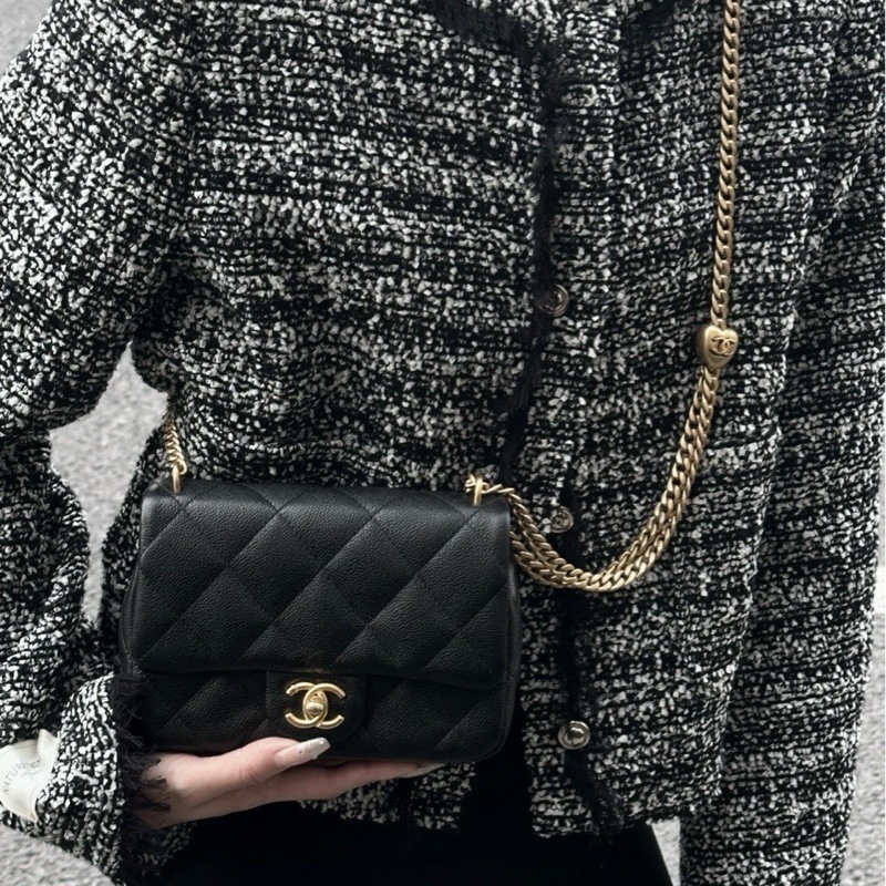【配件：防塵袋 99新💕】 Chanel 23P cf 方胖子 黑金 黑色 愛心金扣 肩帶可調節 荔枝牛皮 手提 單肩 腋下 斜挎-1