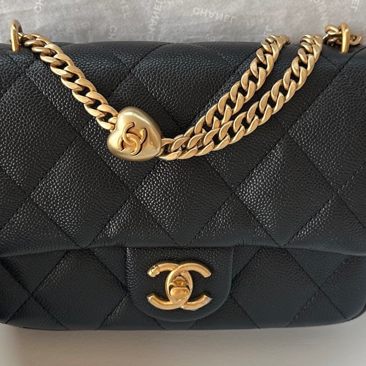 【配件：防塵袋 99新💕】 Chanel 23P cf 方胖子 黑金 黑色 愛心金扣 肩帶可調節 荔枝牛皮 手提 單肩 腋下 斜挎-2