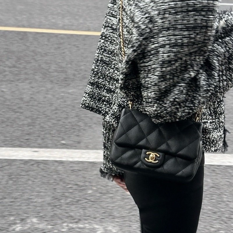 【配件：防塵袋 99新💕】 Chanel 23P cf 方胖子 黑金 黑色 愛心金扣 肩帶可調節 荔枝牛皮 手提 單肩 腋下 斜挎-3