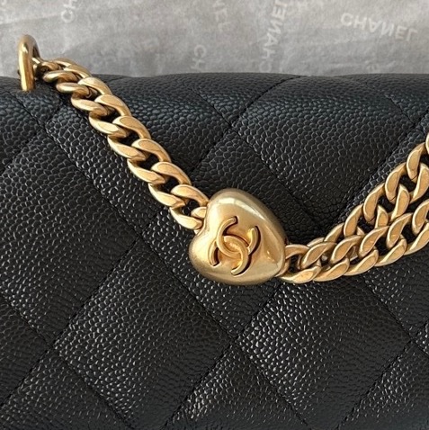 【配件：防塵袋 99新💕】 Chanel 23P cf 方胖子 黑金 黑色 愛心金扣 肩帶可調節 荔枝牛皮 手提 單肩 腋下 斜挎-4
