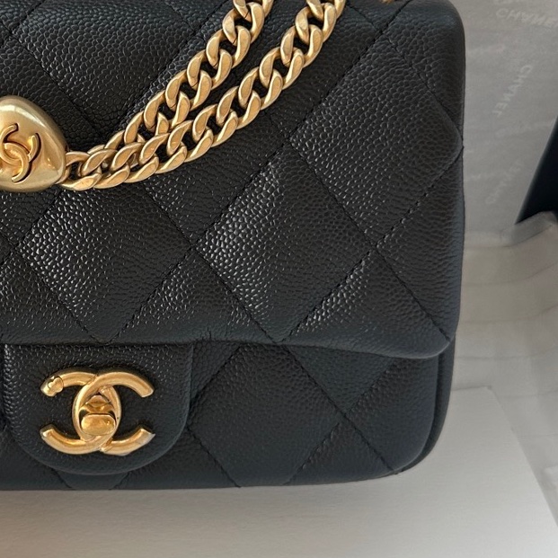 【配件：防塵袋 99新💕】 Chanel 23P cf 方胖子 黑金 黑色 愛心金扣 肩帶可調節 荔枝牛皮 手提 單肩 腋下 斜挎-5