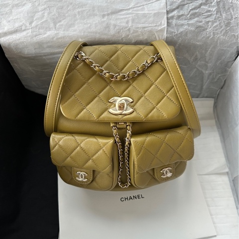 【配件：防塵袋 99新】💕Chanel 23A duma 中號 青蛙包 雙肩包 背包 綠色 橄欖綠 金扣 荔枝牛皮