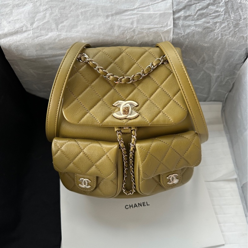 【配件：防塵袋 99新】💕Chanel 23A duma 中號 青蛙包 雙肩包 背包 綠色 橄欖綠 金扣 荔枝牛皮-0